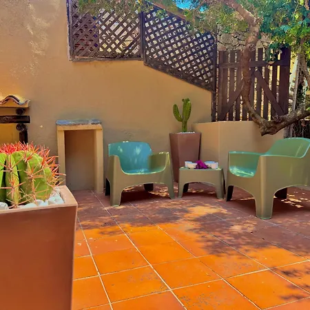 New! Private Garden, Sleeps 8 In - Wifi & Private Parking - By Coral