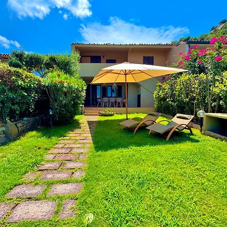 New! Private Garden, Sleeps 8 In - Wifi & Private Parking - By Coral *